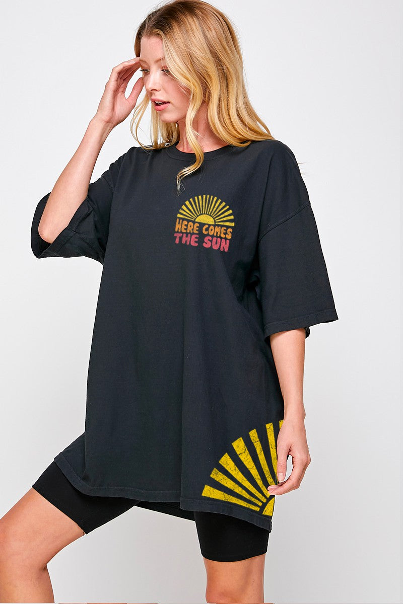 HERE COMES THE SUN GRAPHIC OVERSIZED TEE