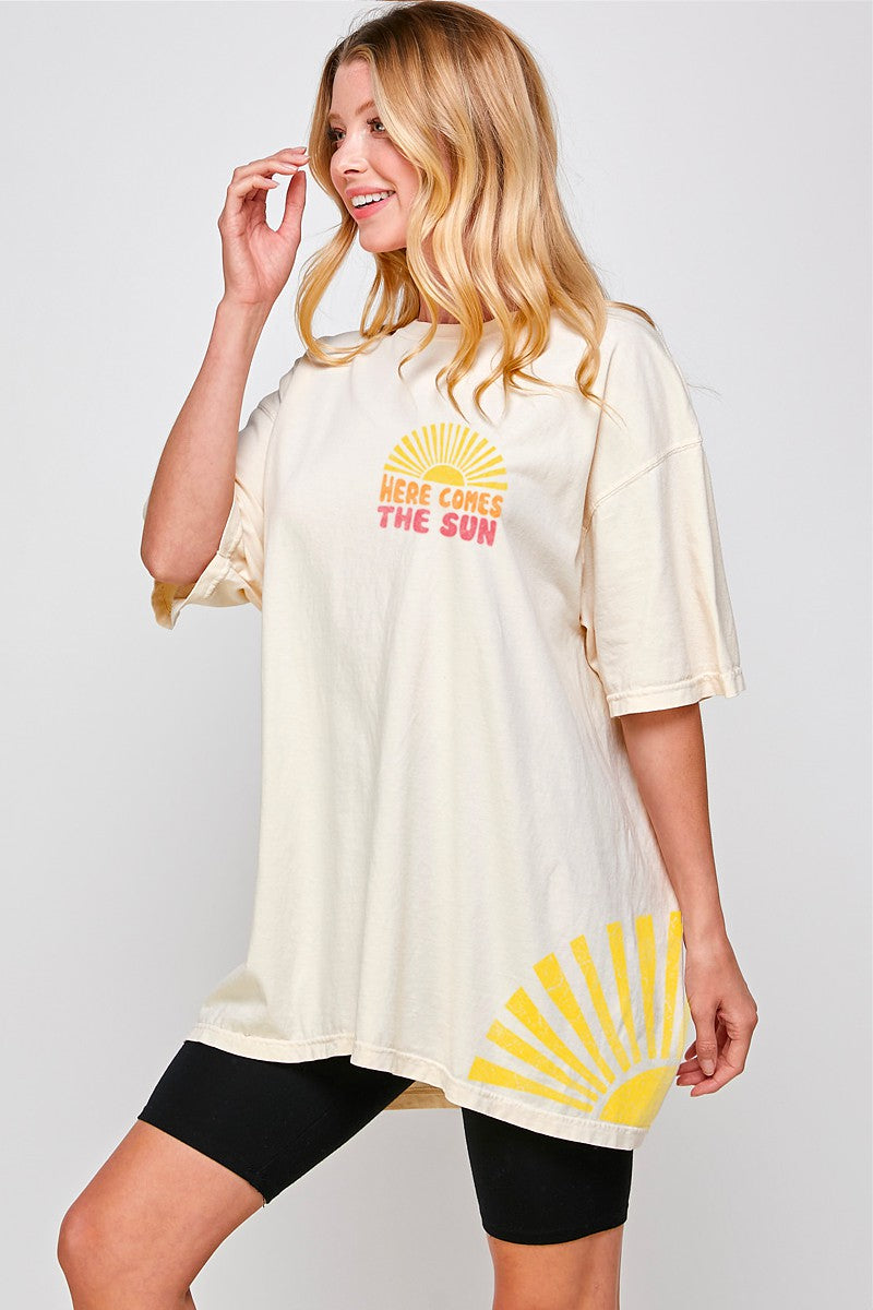 HERE COMES THE SUN GRAPHIC OVERSIZED TEE