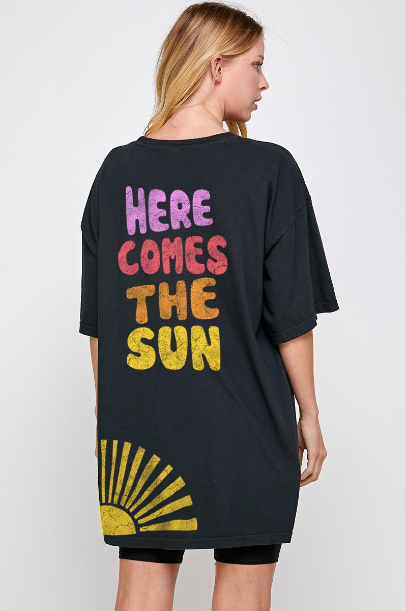 HERE COMES THE SUN GRAPHIC OVERSIZED TEE