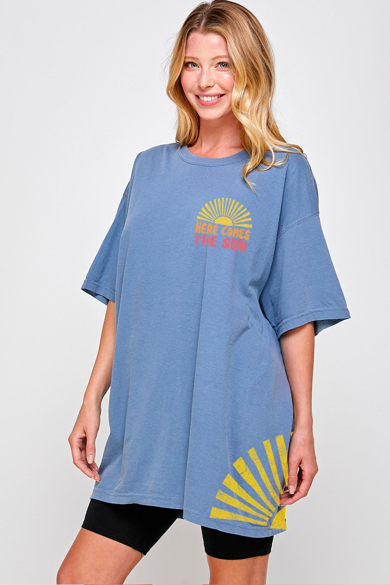 HERE COMES THE SUN GRAPHIC OVERSIZED TEE